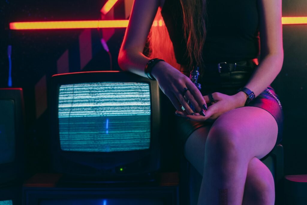 Uma tv antiga em constraste com os 7 filmes sobre tecnologia