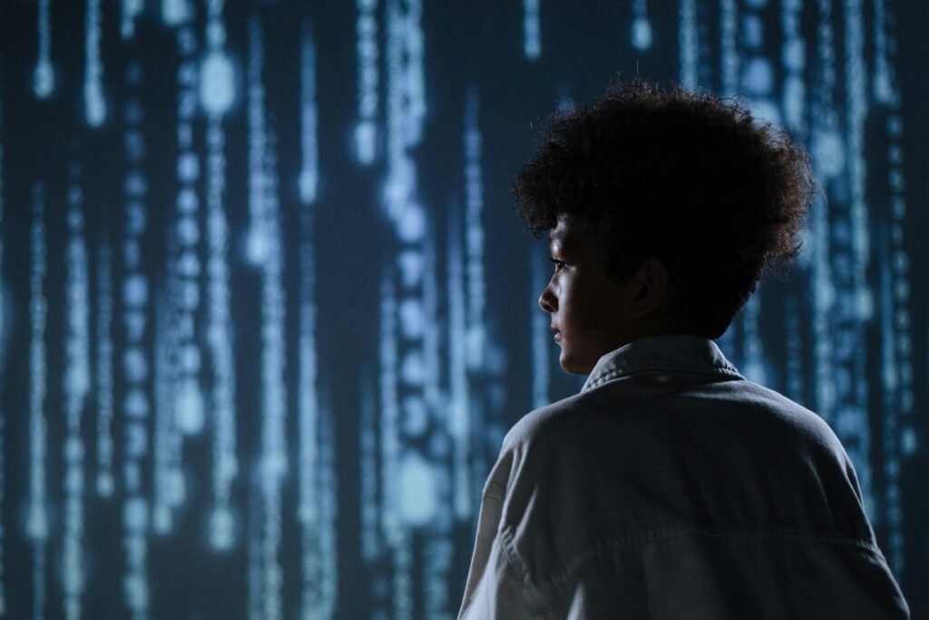 Mulher conectada ao computador e ao mental